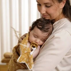 Little Dutch LD Swaddle 70x70cm 39 Little Dutch LD Swaddle 70x70cm -Little Dutch Shop 0012366 little dutch swaddles 70 x 70 wild flowers ochre pure ochre wild flowers 2