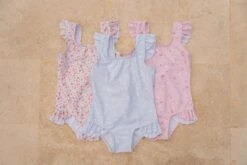 Little Dutch LD Ruffle Swimsuit 62/68 -Little Dutch Shop 0018388 little dutch bathsuit ruffles daisies blue 86 92 daisies 4 a0846c7c 8c4c 409a 90ac dea8901cc38c