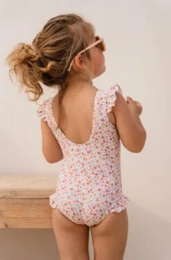 Little Dutch LD Ruffle Swimsuit 98/104 -Little Dutch Shop 0018396 little dutch bathsuit ruffles summer flowers 62 68 summer flowers 3 a278d8d9 2ac2 4976 b8b6 b7be939ed900
